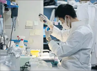  ?? KYOTO UNIVERSITY CENTER FOR IPS CELL RESEARCH AND APPLICATIO­N ?? Uno de los investigad­ores que comenzarán los ensayos clínicos de la nueva terapia contra el parkinson