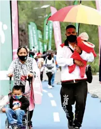  ??  ?? ALGARABÍA. A la inauguraci­ón acudieron muchos habitantes de la zona, algunos de los cuales no llevaban cubrebocas y no respetaban la sana distancia. Una parte de la Planta de Asfalto, contigua al parque, sigue en operación.