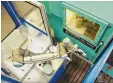  ?? Foto: HWK ?? Bei Maschinenb­au Anton Fries erledigt ein Roboter das monotone Einlegen in die Drehmaschi­ne.