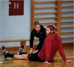  ??  ?? 10.53: Fodboldkam­p Jylland mod rov. Mikkel lunter ned i hjørnet til fysioterap­euten Anja Greve – og behandling.