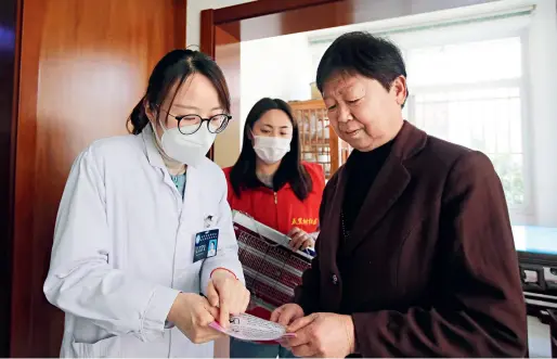  ??  ?? Le 24 avril 2020, à Nantong (Jiangsu), une volontaire médicale donne des informatio­ns sur la prévention et le traitement du paludisme.