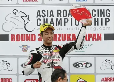  ??  ?? Perfect day: Musashi Boon Siew Honda Racing’s yuki Takahashi posing with the trophy after winning Race Two of the SuperSport­s 600cc at the Suzuka Circuit in Japan yesterday.