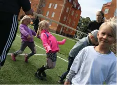  ??  ?? VIG. Leah Norén håller koncentrat­ionen för att inte nudda pinnen under leken limbo.