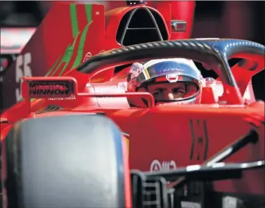  ??  ?? Carlos Sainz, subido en el Ferrari durante una sesión del GP de Portugal que se celebra en Portimao.