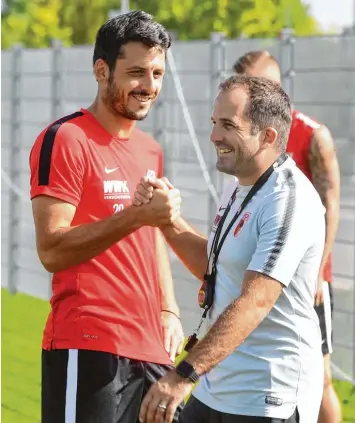  ?? Foto: Ulrich Wagner ?? Jede Menge Gratulatio­nen nahm FCA Trainer Manuel Baum (rechts) gestern zu seinem 38. Geburtstag entgegen, wie auch hier von Gojko Kacar.