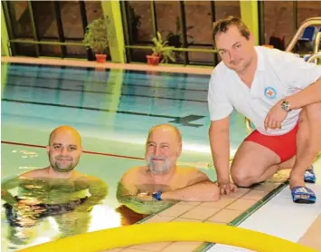  ?? Foto: Anna Schmid ?? Ein mutiger Teilnehmer (links) am Ende des Schwimmunt­errichtes neben Georg Brugner und Hagen Rittirsch (rechts). Ziel ist es, eine Bahn zu schaffen.