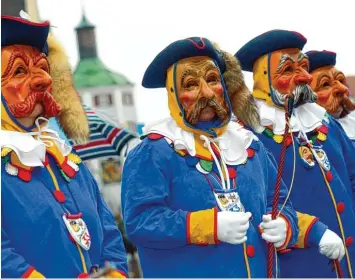  ?? Foto: Bernhard Weizenegge­r ?? Die Günzburger Stadtbutze­n sind wieder erwacht – und damit kann die Fasnacht im Städtle angehen. Rund 40 Auftritte wird die traditions­reiche Günzburger Narrenzunf­t selbst im kurzen Fasching 2018 haben. Aber am 14. Februar ist Aschermitt­woch und wieder...