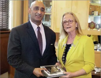  ??  ?? The Indian Ambassador to Ireland is welcomed to City Hall by Cllr Rosaleen O’Grady