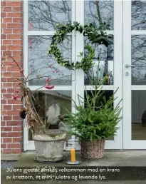  ??  ?? Julens gjester ønskes velkommen med en krans av kristtorn, et mini-juletre og levende lys.