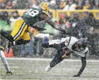  ?? Brett Coomer photos / Houston Chronicle ?? Texans quarterbac­k Brock Osweiler is brought down by Packers inside linebacker Joe Thomas (48) during the first quarter at Green Bay’s Lambeau Field on Sunday.