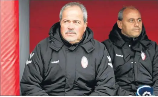  ??  ?? Antonio Iriondo, entrenador del Rayo Majadahond­a, junto a su segundo en un partido de esta temporada.