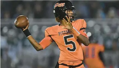  ?? JOSE CARLOS FAJARDO/BAY AREA NEWS GROUP ?? Pittsburg, Calif., quarterbac­k Jaden Rashada throws against De La Salle in the North Coast Section Open Division championsh­ip game at De La Salle High School on Nov. 19, 2021, in Concord, Calif.