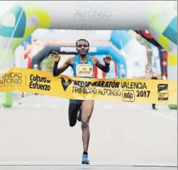  ?? FOTO: EFE ?? La keniana Joyciline Jepkosgei ganó con 1h04’51”, nuevo récord del mundo