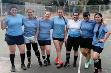  ?? ?? FELICES. Dayana, a la izquierda, junto con su equipo celebraban el sábado el haber ganado un campeonato de fútbol, apenas unas horas antes del ataque de Irán.