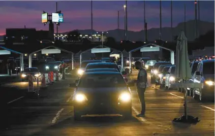  ?? ROSS D. FRANKLIN ASSOCIATED PRESS ?? Sur le grand stationnem­ent du State Farm Stadium de Phoenix, la campagne de vaccinatio­n à l’auto battait son plein dimanche.