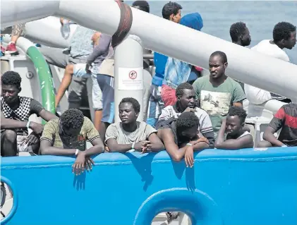  ?? EFE ?? A salvo. Un grupo de migrantes que salió de Libia, rescatado el sábado en las aguas del Mediterrán­eo.