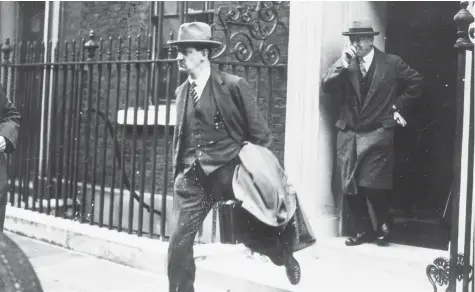  ?? PHOTO: HULTON ARCHIVE ?? History in the making: Michael Collins leaving 10 Downing Street after Anglo-Irish Treaty talks in 1921.