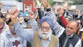  ?? BHARAT BHUSHAN/HT ?? ■ Members of engineers’ associatio­n of power utilities protesting against the Punjab government outside the PSPCL headquarte­rs in Patiala on Monday.