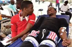  ??  ?? Twin brothers Romeo and Romain Guitoho take part in a blood donation operation organized by Jumeaux et Plus (Twins and more) associatio­n in Abidjan.