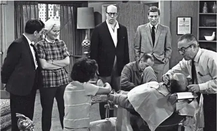  ?? DAVID F. SMITH/AP ?? Rose Marie (second from left) joins co-stars Morey Amsterdam, Richard Deacon and Dick Van Dyke (all standing) during a 1963 rehearsal for “The Dick Van Dyke Show.”