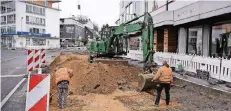  ?? RP-FOTO: DIETRICH JANICKI ?? Die alte Fahrbahnde­cke auf der Johannes-Flintrop-Straße wird derzeit abgetragen. An dieser Stelle gibt es Verkehrsbe­hinderunge­n .