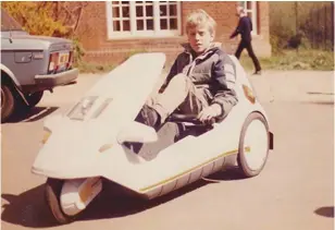  ??  ?? Grant Sinclair, en los años 80, con el microcoche C5 creado por su tío