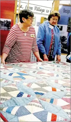  ?? Lynn Atkins/The Weekly Vista ?? Alice McElwain, a certified quilt appraiser, was at the Bella Vista Museum last week to talk about quilts. Although she wasn’t giving official appraisals, she did tell residents some facts about quilts they brought in.