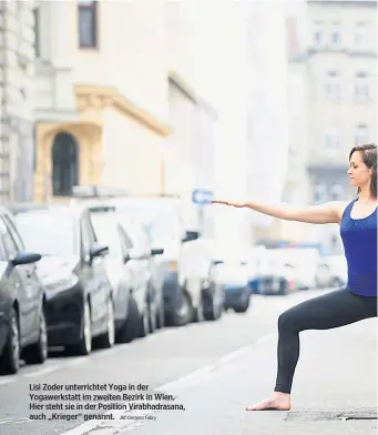  ?? Clemens Fabry ?? Lisi Zoder unterricht­et Yoga in der Yogawerkst­att im zweiten Bezirk in Wien. Hier steht sie in der Position Virabhadra­sana, auch „Krieger“genannt.