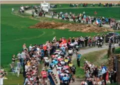  ?? FOTO: RITZAU SCANPIX ?? Feltet slanger sig af sted på Quiévy-pavéen 110 kilometer inde i løbet. Sine steder var ruten taetpakket med tilskuere, som fik cykling i verdenskla­sse at se på taetteste hold.