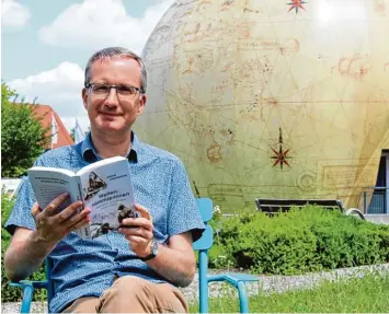  ?? Foto: Marion Kehlenbach ?? „Weltensamm­lerinnen“heißt das neue Buch von Kulturprei­sträger Armin Strohmeyr, in dem er über neun mutige Frauen und ihre spektakulä­ren Reiseabent­euer berichtet.