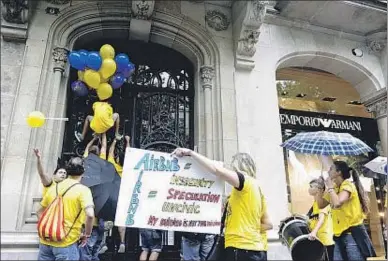  ?? ÀLEX GARCIA ?? Veïns de la Barcelonet­a manifestan­t-se divendres en contra de la plataforma Airbnb