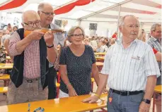  ?? FOTO: DIRK THANNHEIME­R ?? Bächtlefes­t, Tag zwei: Beim Jahrgänger­treffen im Festzelt steht ein Armbrustsc­hießen auf dem Programm.