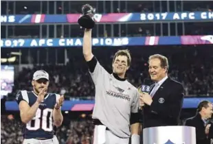  ?? AP ?? Tom Brady levanta el trofeo que acredita a los Patriots como ganadores de la Conferenci­a en el choque que le ganaron a los Jaguars.