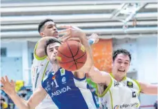  ?? FOTO: MAS ?? Sollte Ehingen Urspring (weißes Trikot) auch in der nächsten Saison in der ProA spielen, wird es ein Duell mit Schalke 04 (das Bild entstand im Aufeinande­rtreffen beider Teams Anfang Februar in der JVG-Halle) nicht geben. Anders als Ehingen Urspring beantragte Schalke für 2020/21 keine ProA-Lizenz.