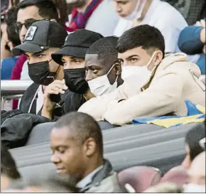  ?? FOTO: PERE PUNTÍ ?? Pedri, en el Camp Nou viendo el Clásico junto a su compañero Dembélé