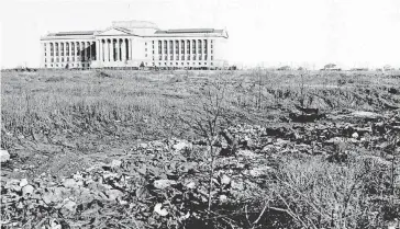  ?? [OKLAHOMAN ARCHIVE PHOTO] ?? The capitol surrounded by an open field in 1930.