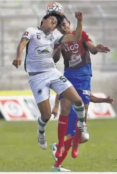  ??  ?? El juvenil Márvin Márquez (blanco) del Dragón se fue expulsado en el segundo tiempo del juego ante FAS.