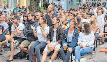  ?? FOTO: STEFFEN LANG ?? Gar nicht mal so gute Stimmung: Public Viewing in Leutkirch beim Deutschlan­d-Spiel.