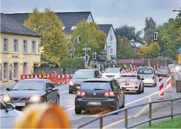  ?? RP-FOTO: ACHIM BLAZY ?? Zu den Hauptverke­hrszeiten staut sich der Verkehr in Homberg. Immerhin: Seitdem die Uralt-Ampel abgeschalt­et ist, läuft es zumindest tagsüber offenbar besser.