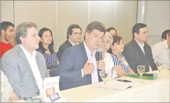  ??  ?? Efraín Alegre, presidente del PLRA (c), acompañado por referentes del PDP y del Frente Guasu, ayer durante la presentaci­ón de un proyecto de ley para reducir la tarifa de la luz.