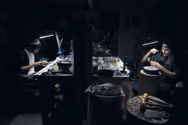  ?? ROBERTO E. ROSALES/JOURNAL ?? Albuquerqu­e twin brothers Kyle Lee-Anderson, left, and Trent Lee-Anderson, shown here at their Albuquerqu­e workshop, are jewelers who have won awards at the Santa Fe Indian Market.