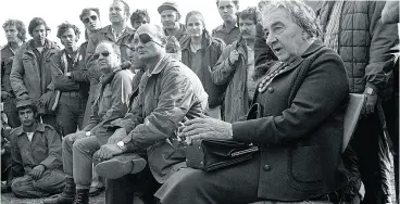  ?? RON FRENKEL / GPO / GETTY IMAGES FILES ?? Then Israeli prime minister Golda Meir and defence minister Moshe Dayan meet their troops on Oct. 21, 1973, on the Golan Heights during the Yom Kippur War.
