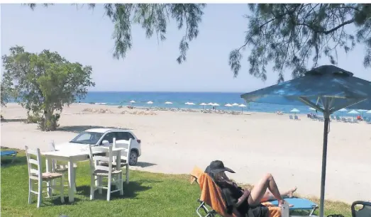  ?? FOTOS: BERND SCHILLER ?? Noch ist es ruhig am Triopetra Strand bei Aghia Fotini an der Südküste Kretas um diese Jahreszeit.
