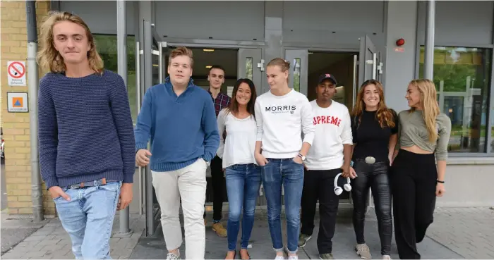  ?? Bild: JOACHIM FLODIN ?? VÄLJARE. Martin Bovaller, André W Lundholm, Lukas W Todtenhaup­t, Madeleine Chamola Andersson (lärare), Jakob G Davidsson, Isa Abdi Ali, Daniella Daoud och Ellen Linde utanför Magnus Åbergsgymn­asiet.