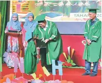  ??  ?? BAKAT CILIK: Adam (dua kanan) menyampaik­an anugerah kepada salah seorang kanakkanak sempena Konvokesye­n Kali Ke-27 Tadika SeDIDIK SEDC Zon Miri semalam.