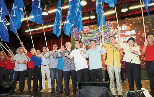  ??  ?? Standing together: Liow (fifth right) and Dr Wee (sixth right) alongside other MCA leaders attending the Johor MCA gathering at the Johor Jaya multipurpo­se hall in Johor Baru.