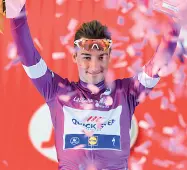  ??  ?? Classifica punti Elia Viviani (in foto, due giorni fa, sul podio di
Roma) ha vinto la maglia Ciclamino del Giro d’Italia numero 101 staccando Bennett per 341 punti a 282