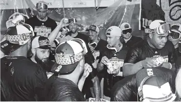 ?? AFP ?? Los jugadores de los Cerveceros de Milwaukee celebrando la victoria sobre los Cachorros de Chicago.
