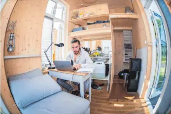  ?? FOTOS: ALEXANDER HEINL/DPA ?? Das Tiny House kann Schlaf- und Arbeitsstä­tte sowie Freizeitra­um sein – man muss den Platz nur gut nutzen.