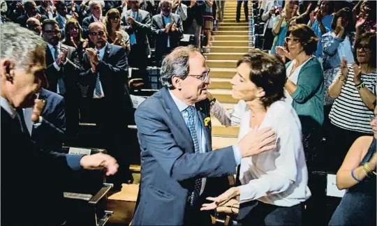  ?? XAVIER CERVERA ?? En el Teatre Nacional. El presidente de la Generalita­t, Quim Torra, pronunció su conferenci­a de inicio del curso político en el Teatre Nacional de Catalunya. En la foto, saluda a su esposa, Carola Miró.